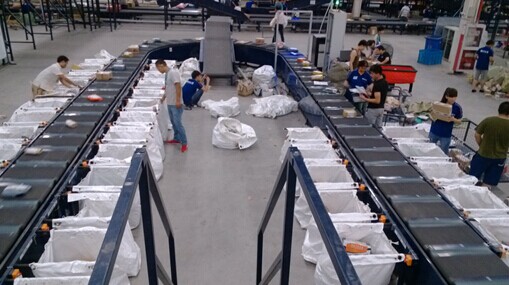 自動(dòng)分揀鏈板輸送機(jī) 自動(dòng)分揀鏈板輸送機(jī)