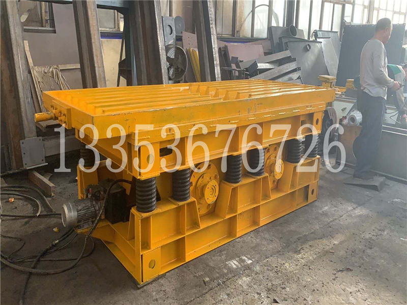 振動臺面上固定模具的混凝土預(yù)制件振動平臺1 振動臺面上固定模具的混凝土預(yù)制件振動平臺1