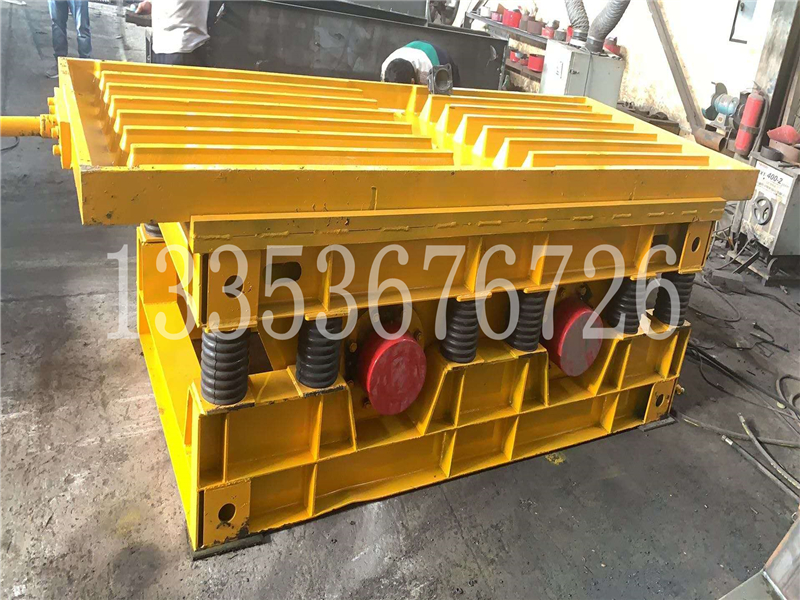 振動臺面上固定模具的混凝土預(yù)制件振動平臺2 振動臺面上固定模具的混凝土預(yù)制件振動平臺2