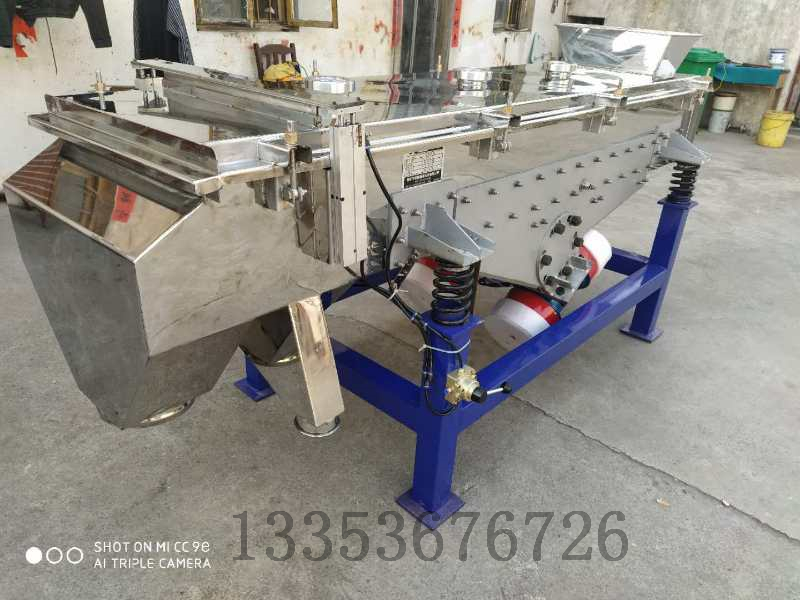 大家都知道超聲波篩分機(jī)是在三次元振動(dòng)篩的基礎(chǔ)上加裝超聲波清網(wǎng)裝置從而解決各類(lèi)堵網(wǎng)、粘網(wǎng)、吸附、劇團(tuán)、靜電、輕比重等篩分難題。