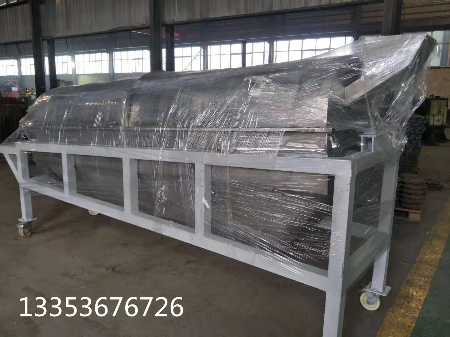 滾筒篩概述 滾筒篩是根據(jù)物料的顆粒大小進(jìn)行分級(jí)處理的一種篩分設(shè)備，又被稱為滾筒篩分機(jī)，因工藝布置簡(jiǎn)單，被廣泛應(yīng)用于礦山、建材、交通、能源、化工等行業(yè)的產(chǎn)品分級(jí)。常用在中、細(xì)粒物料的分級(jí)篩分。